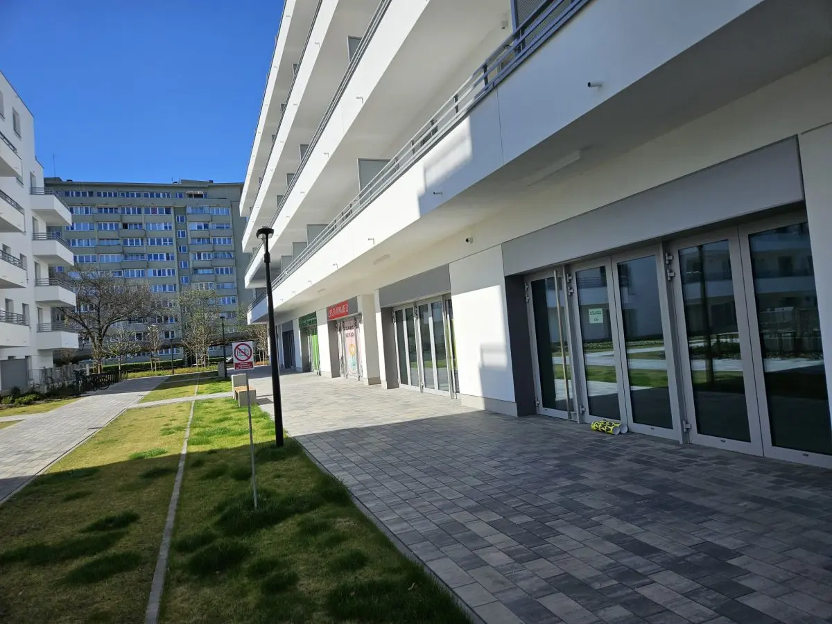 mazowieckie, Warszawa, Praga-Południe, Saska Kępa, Murmańska, Saska Kępa lokal usługowy przy przystanku. Witryny